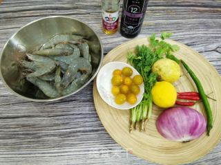 夏天必吃減脂瘦身美食，果香濃郁的酸辣檸檬大蝦的做法步驟：1