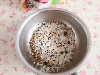肉松飯團的做法步驟：1