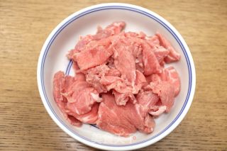 水煮肉片雞湯米線的做法步驟：4