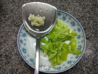 東北野山珍~肉炒刺老芽的做法步驟：2