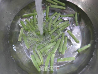 花生米炒梅豆的做法步驟：2