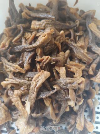 臘肉炒菌菇的做法步驟：4