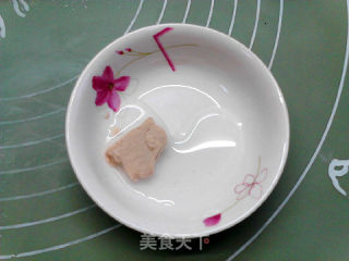 薩拉米新奧爾良雞肉雙拼披薩的做法步驟：2