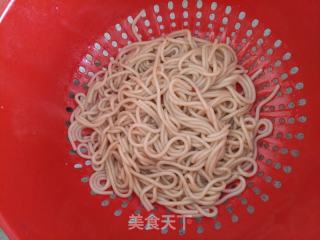 臘肉米線煲的做法步驟：3