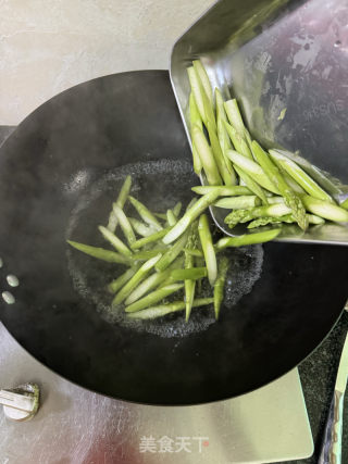 蘆筍炒口蘑的做法步驟：6