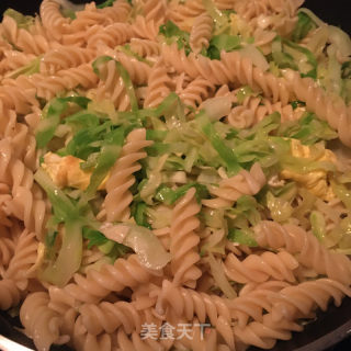 黑胡椒蛋炒意面的做法步驟：6