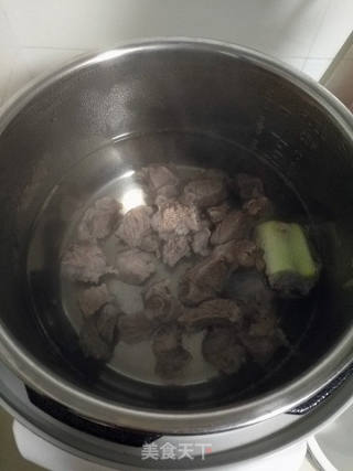 酸菜牛肉砂鍋米線的做法步驟：3