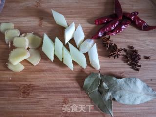 笨雞燉土豆的做法步驟：4