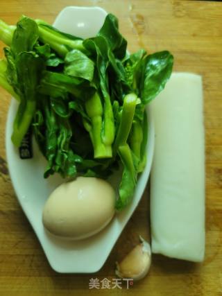 雞蛋青菜炒年糕的做法步驟：1