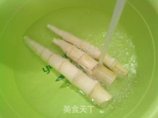 咸菜鞭筍煮圓素雞的做法步驟：2