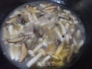 蝦仁菌湯的做法步驟：7