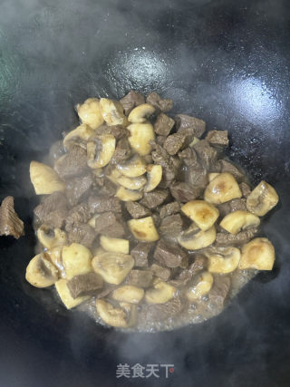 黃油口蘑牛肉粒的做法步驟：13