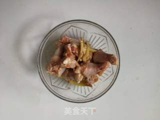 無油咖喱烤雞腿的做法步驟：3