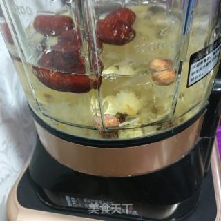 紅棗蓮子銀耳羹的做法步驟：3