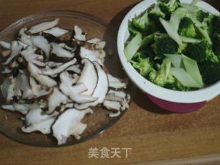 香菇炒西蘭花的做法步驟：2