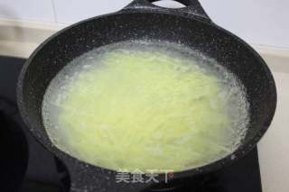 贛榆煎餅卷三絲的做法步驟：7
