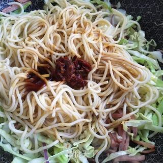 肘花火腿炒意面的做法步驟：10