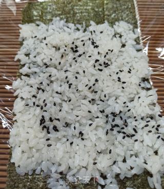 芝麻香蕉反轉(zhuǎn)壽司的做法步驟：3