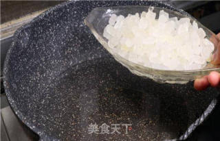 炒糖色用什么油，冰糖如何炒糖色的做法步驟：1