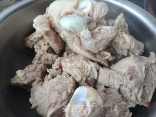 大骨頭燴酸菜的做法步驟：2