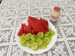夏日限定青提西瓜養樂多的做法步驟：1