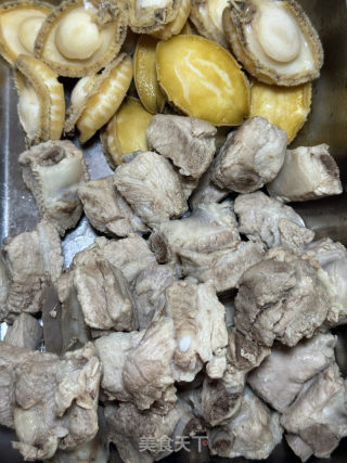 排骨燜鮑魚的做法步驟：1