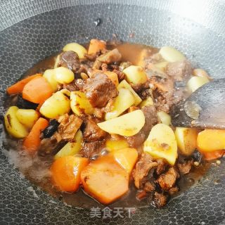 牛腩燒土豆和胡蘿卜的做法步驟：16