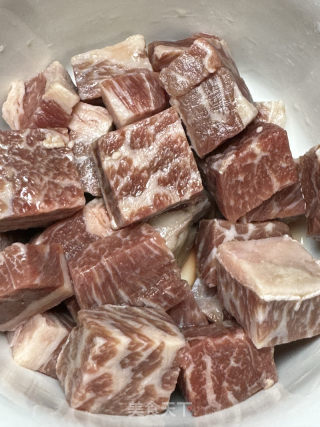黑椒牛肉粒的做法步驟：2