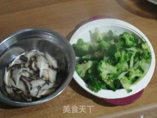 香菇炒西蘭花的做法步驟：3