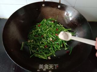 熗炒韭菜苔的做法步驟：5