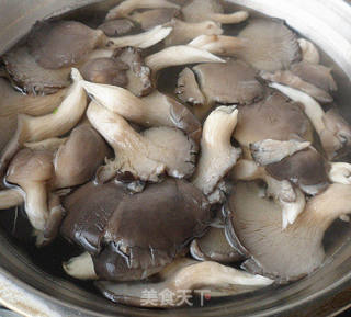 蘑菇肉丁炸醬面的做法步驟：2