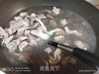 咖喱牛肉燉土豆蓋燒飯的做法步驟：3