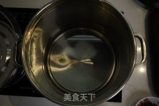 如何制作鹵菜糖色，鹵菜糖色的熬制方法的做法步驟：1