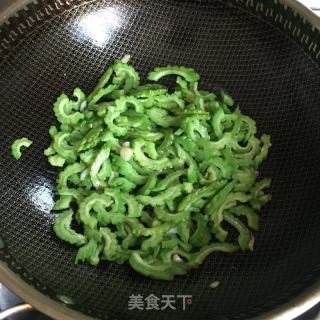 清炒苦瓜的做法步驟：3