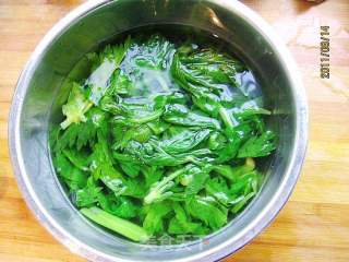 芹葉炒黃豆的做法步驟：3