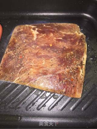 煎黑椒牛排的做法步驟：2