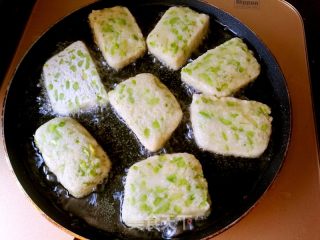 蠶豆粑粑〈青蛙背石板〉的做法步驟：5