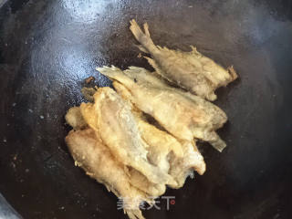貼餅子燉小黃魚的做法步驟：9