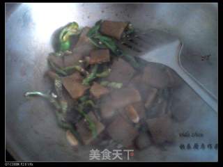青椒燒燜子的做法步驟：5