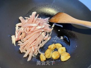 白汁蛤蜊煮意面的做法步驟：3