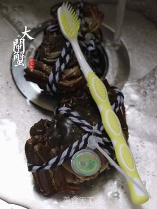 清蒸大閘蟹的做法步驟：1