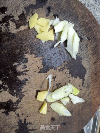 豬骨酸菜粉絲砂鍋的做法步驟：1