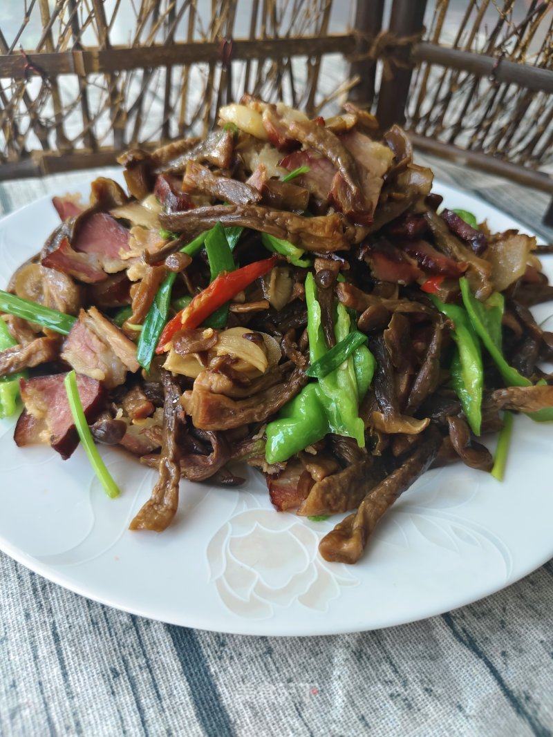 臘肉炒菌菇的做法