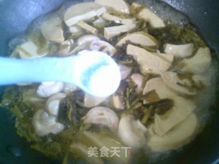 咸菜蘑菇煮圓素雞的做法步驟：7