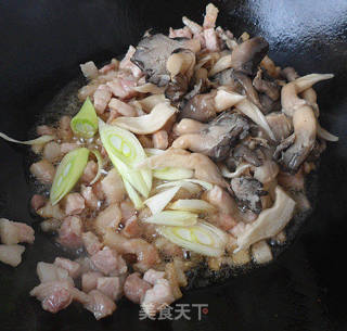 蘑菇肉丁炸醬面的做法步驟：5