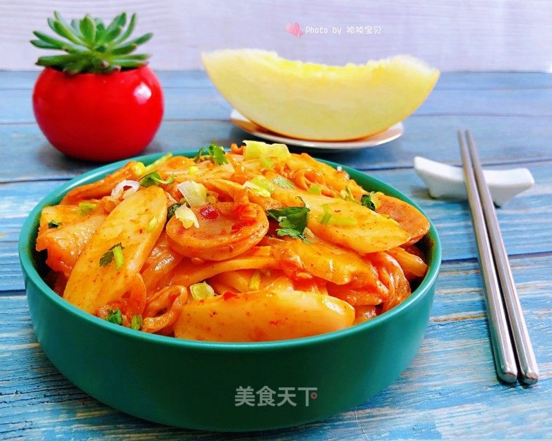 #酸辣美食#辣白菜香腸炒年糕的做法