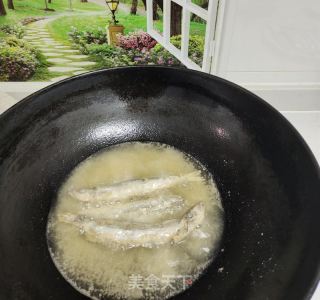 酥炸多春魚的做法步驟：4