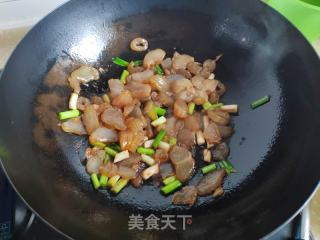 筍片炒牛筋的做法步驟：4