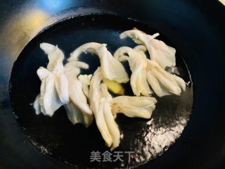 火麻油芥末鴨掌的做法步驟：2