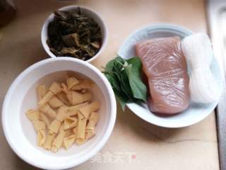 滇味酸菜魔芋粉絲煲的做法步驟：1
